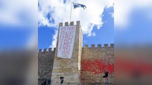 Ativistas do Climáximo Pintam Fachada do Castelo de São Jorge e Convocam Protesto para Novembro