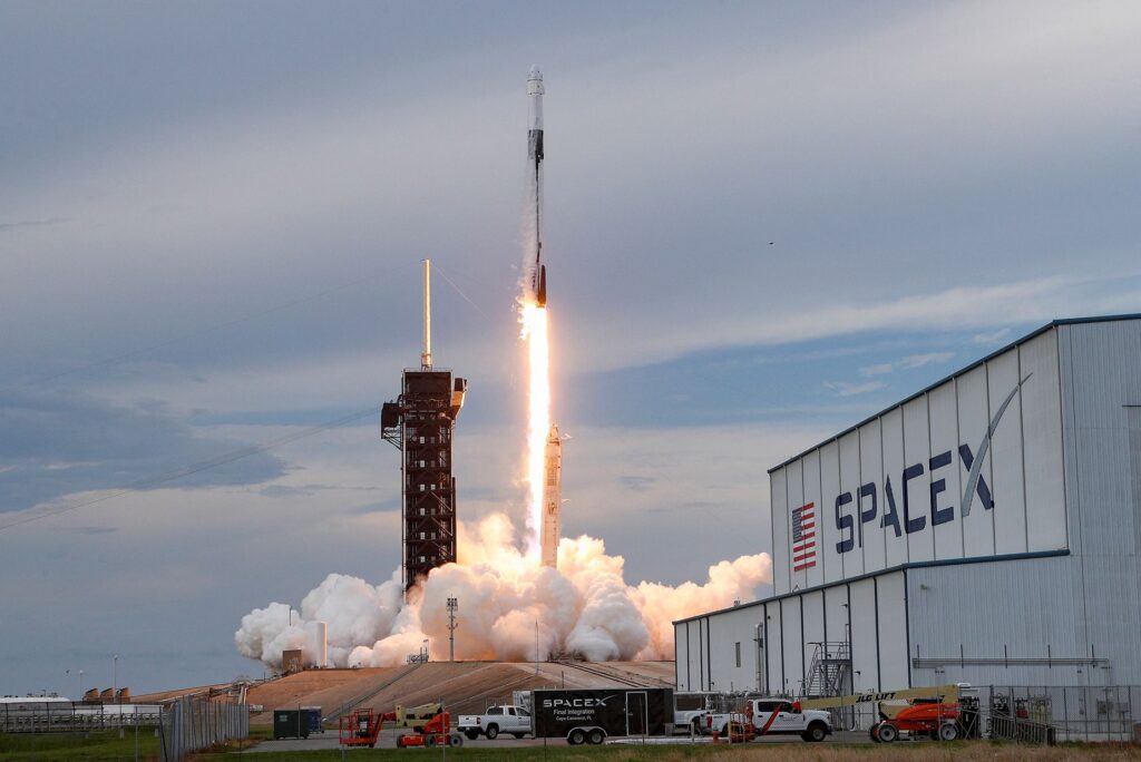 A cápsula da SpaceX chegou à Estação Espacial Internacional com o objetivo de resgatar os astronautas da Boeing que estavam "presos" no espaço