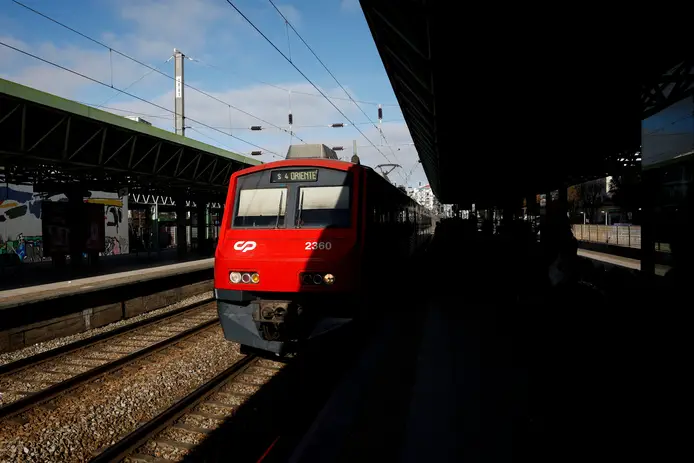 Passe Ferroviário de 20 Euros Exige Reserva Antecipada e Exclui Urbanos de Lisboa e Porto